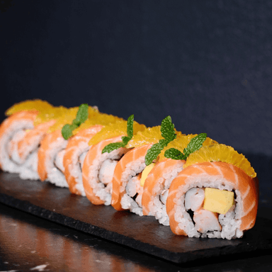 #9 Uramaki: Łosoś, krewetką, mango, pomarańcza, mięta