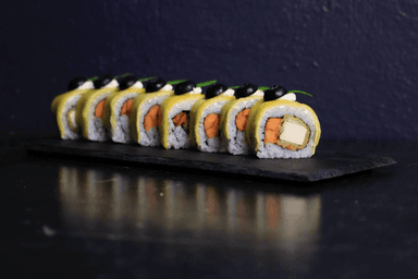 #23 Uramaki: Batat w tempurze, Tofu wędzone, borówką, mango, awokado