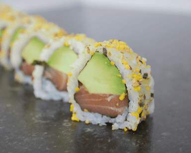 #28 Uramaki: z łososiem, awokado ta sezamem Ume